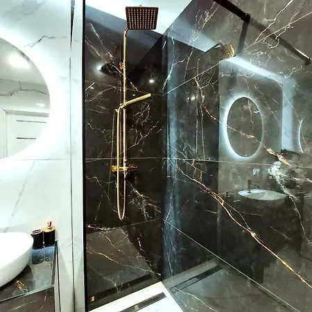 Mit Blick Auf Den Park - Mariw Matejki 17 Z Widokiem Na Park 슈비노우이스쳬